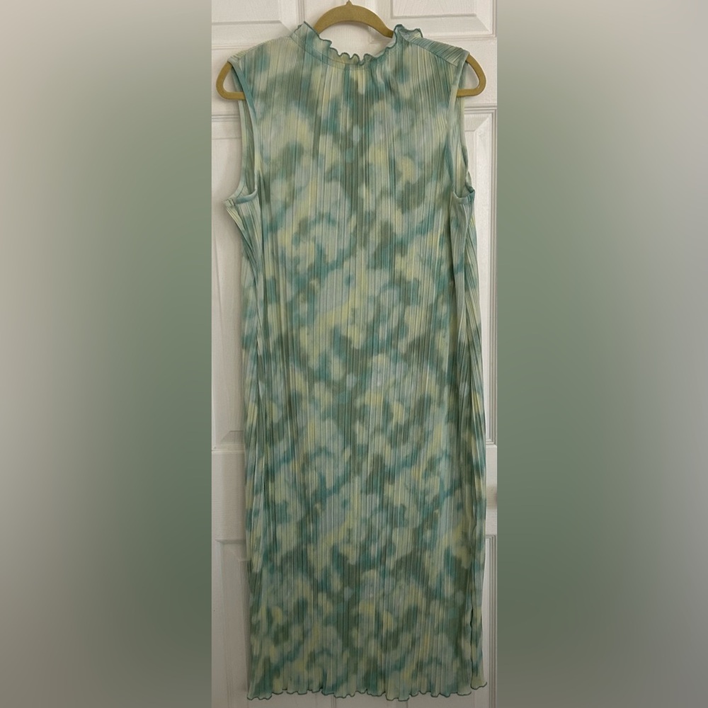 Elegant Blue and Cream Pleated Dress